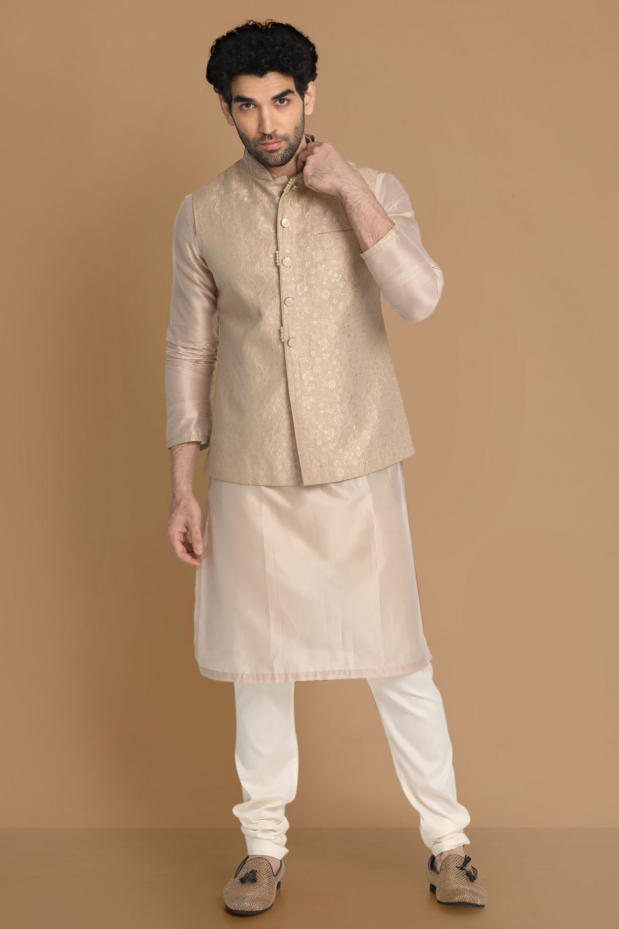 alt message - Manyavar Men Floral Patterned Cream Kurta Jacket Set image number 1