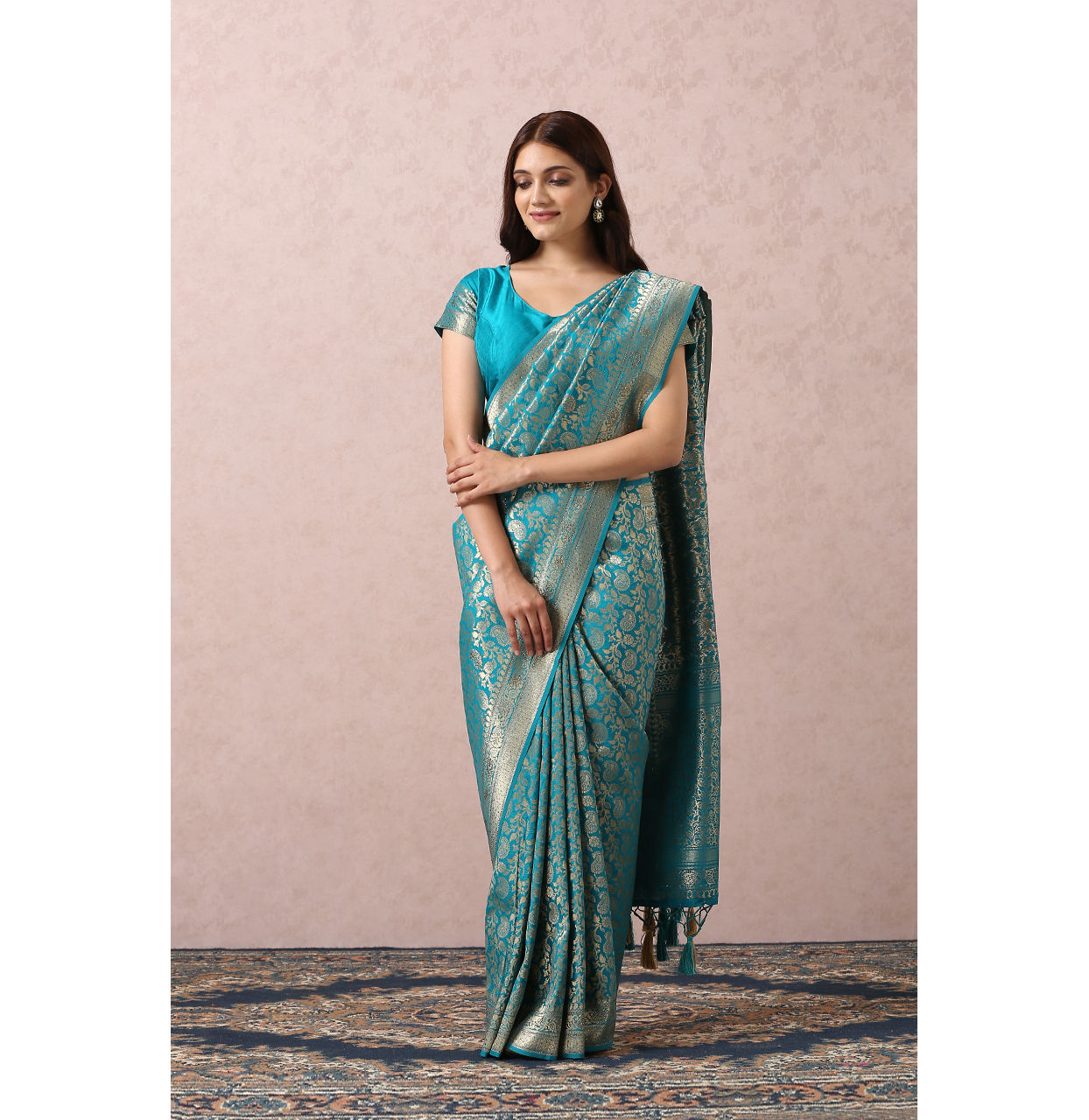 alt message - Mohey Women Dark Green Saree With Gold Border image number 0