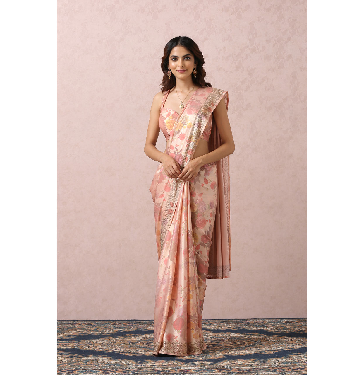 alt message - Mohey Women Pink Floral Printed Saree image number 0