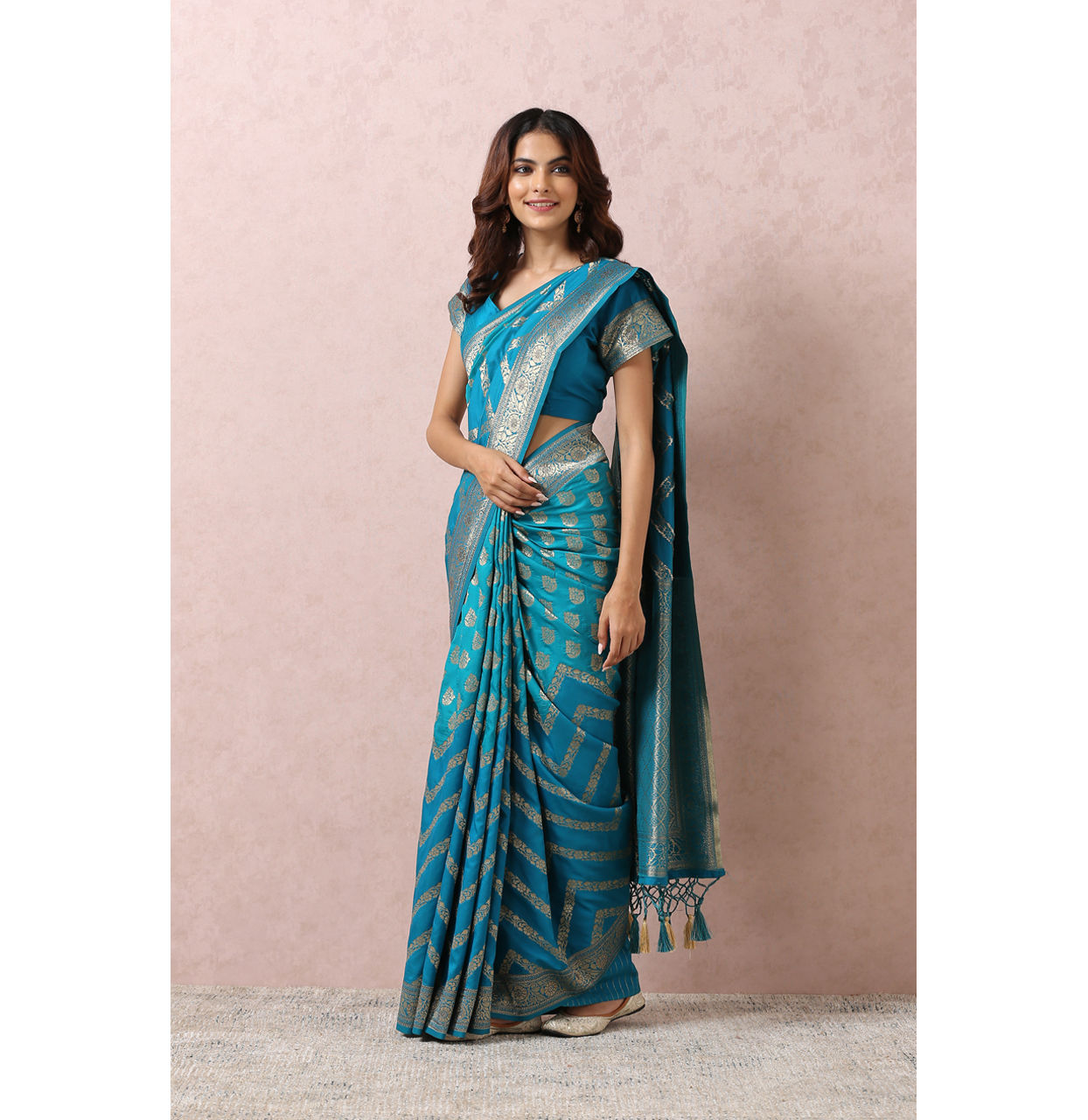 alt message - Mohey Women Teal Blue Golden Motif Saree image number 3