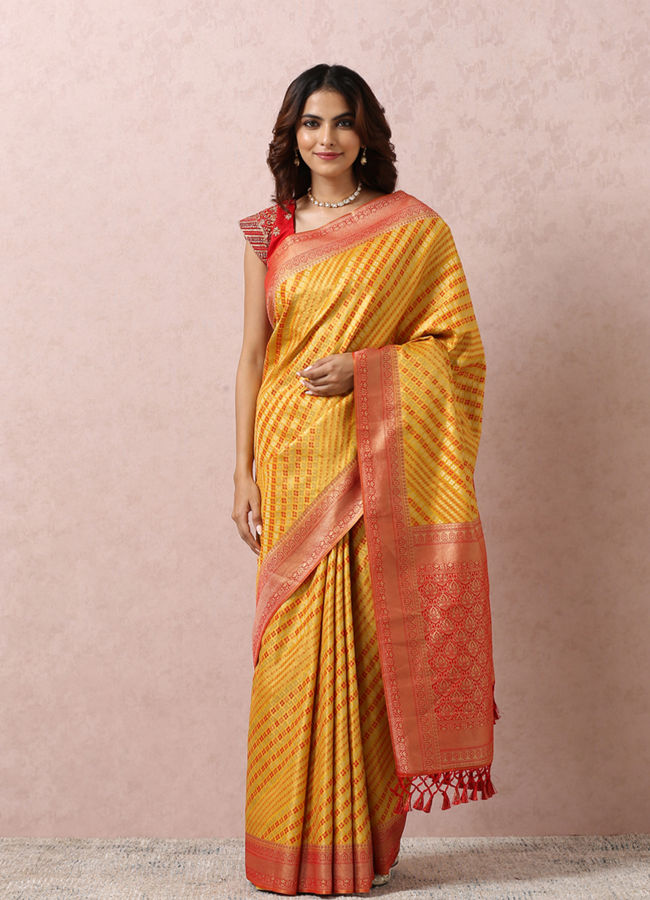 Mohey Women Yellow Saree With Contrasting Border