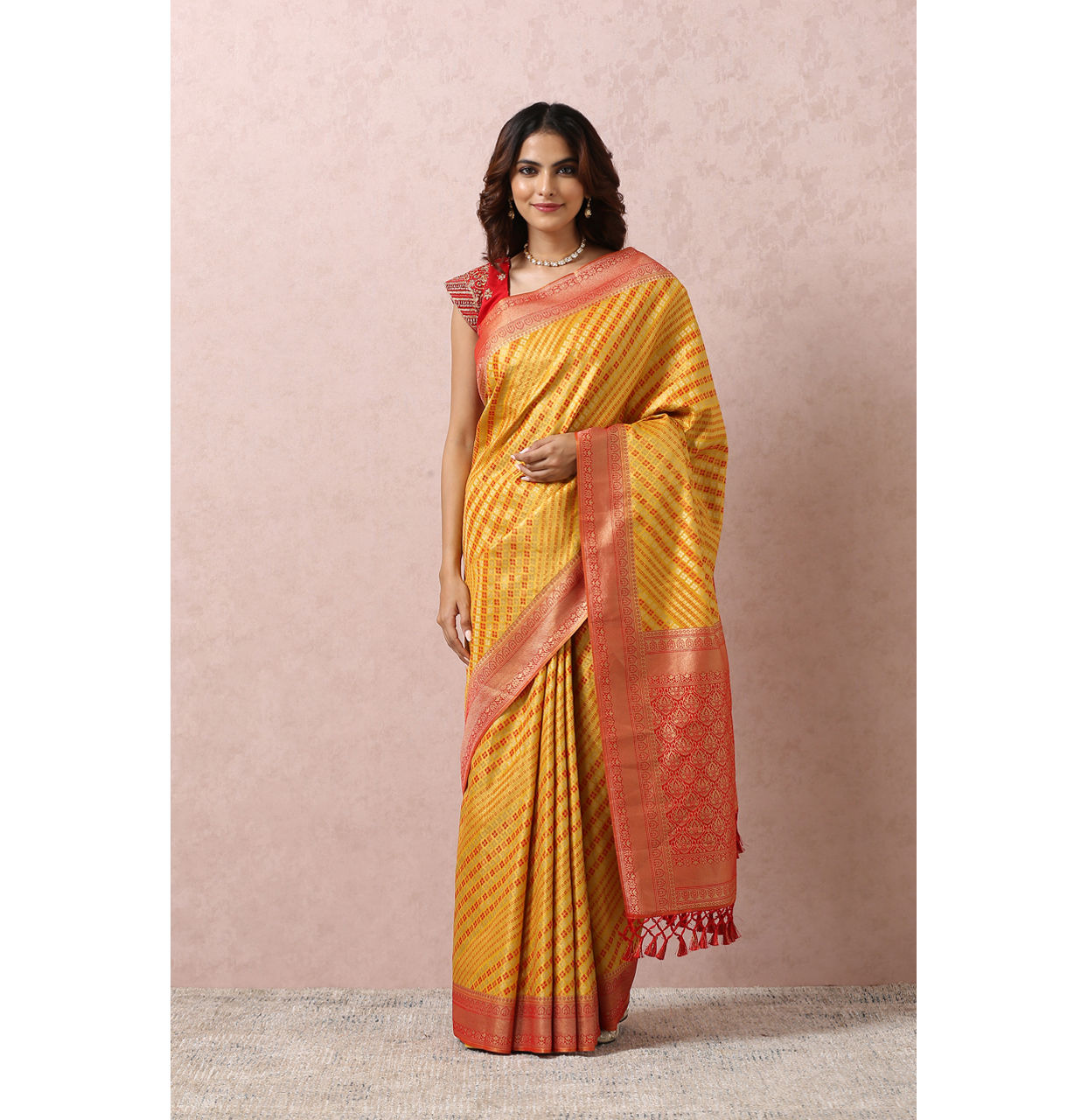 Mohey Women Yellow Saree With Contrasting Border