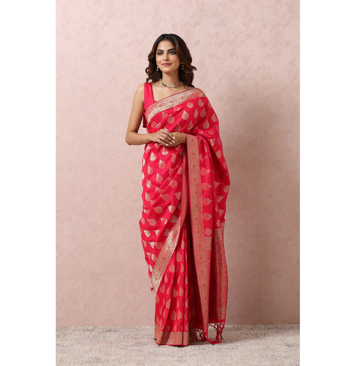 Mohey Women Rani Golden Motif Saree