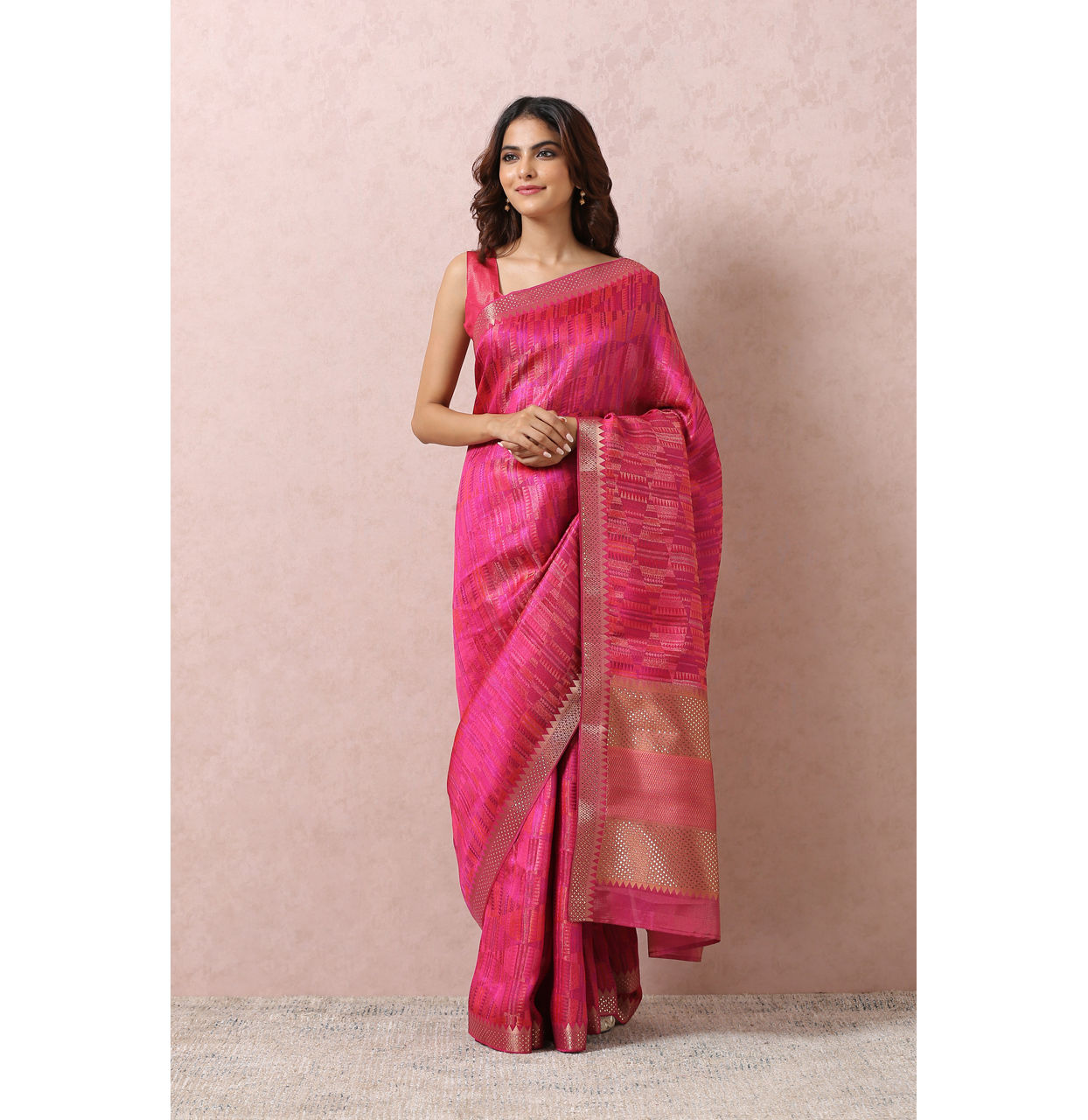 alt message - Mohey Women Rani Pink Saree With Golden Border image number 0