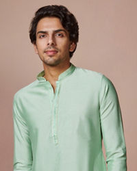 Manyavar Men Plain Green Kurta With Embroidered Collar