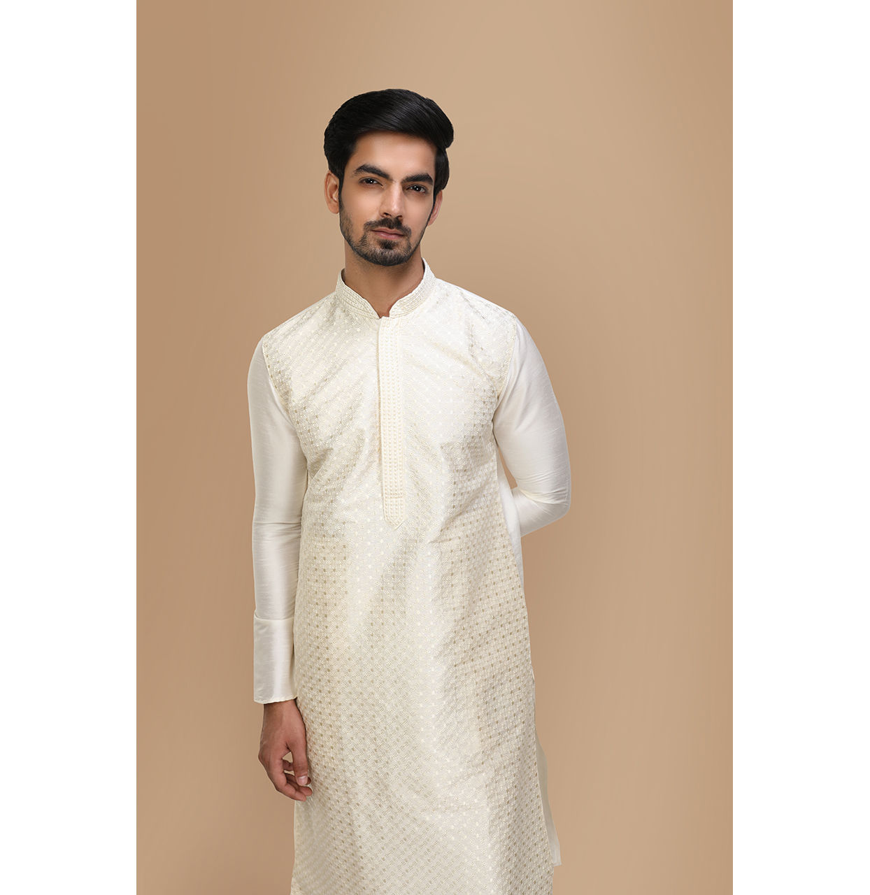 alt message - Manyavar Men Off White Self Design Kurta Set image number 0