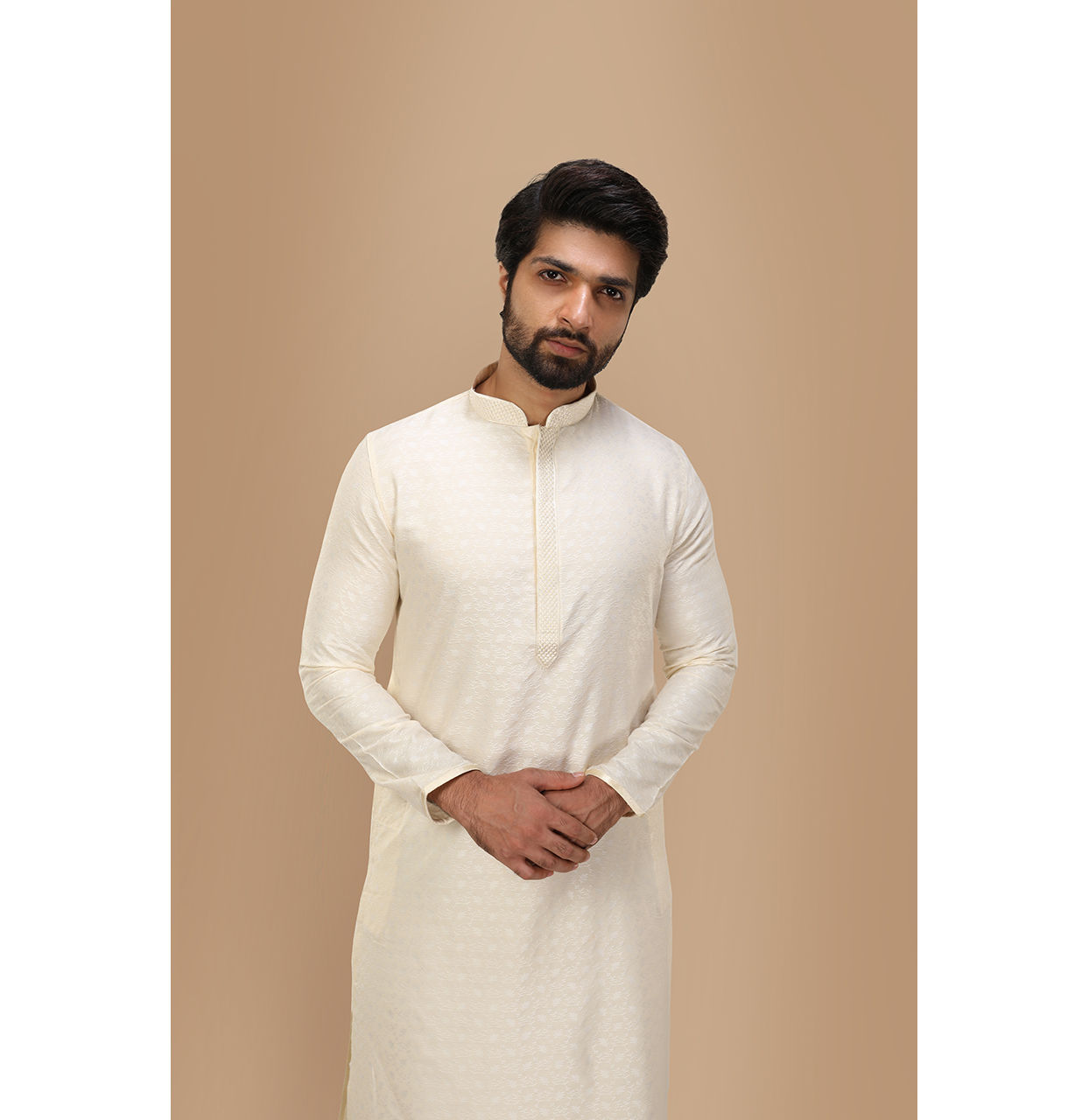 alt message - Manyavar Men Off White Self Embossed Kurta Set image number 0