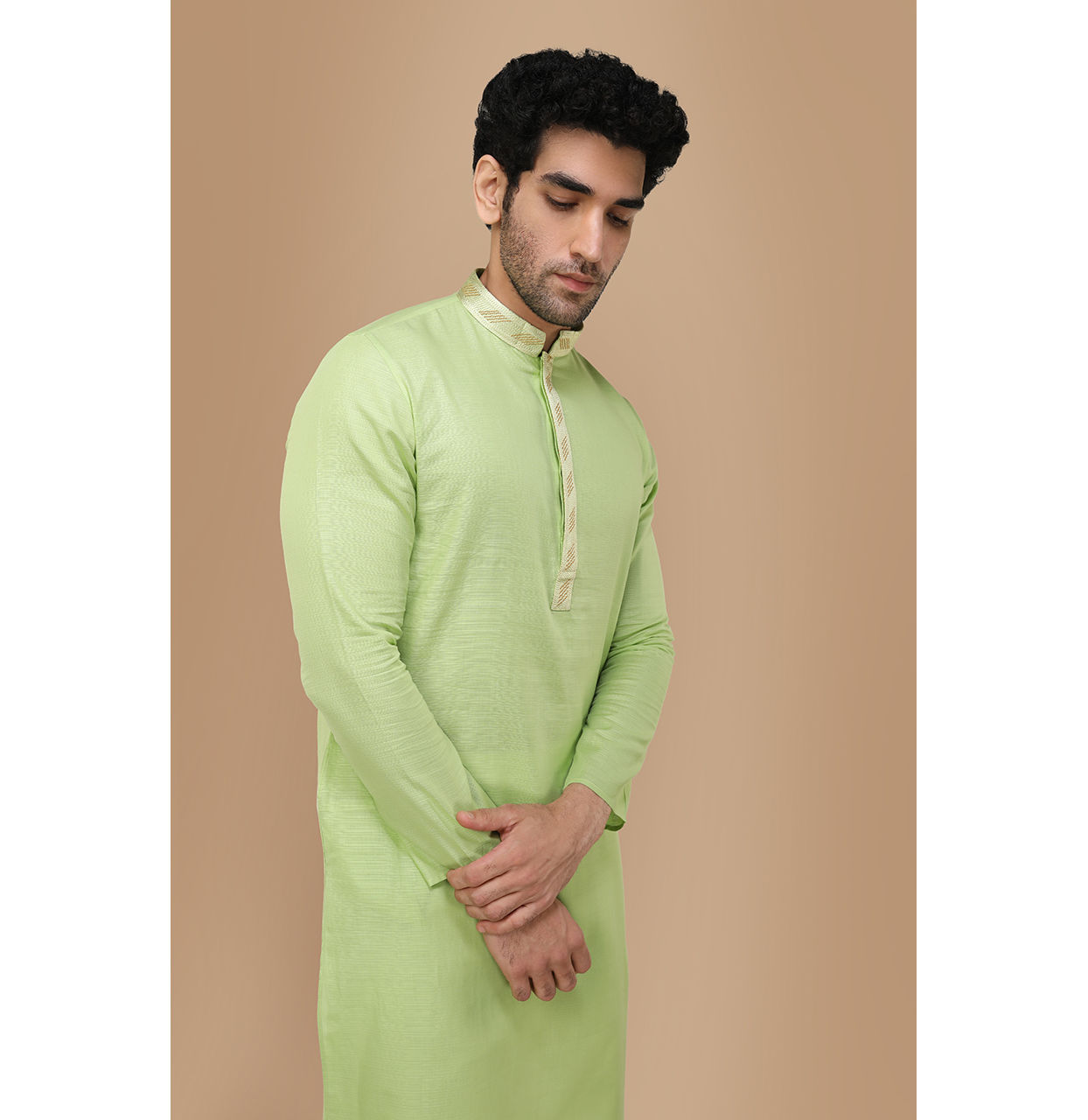 alt message - Manyavar Men Light Green Solid Kurta Set image number 0