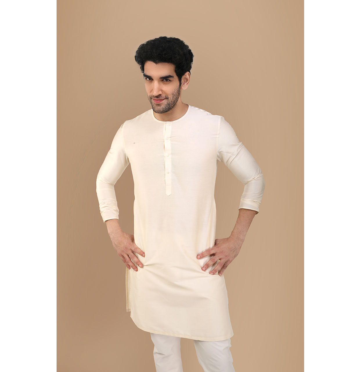 alt message - Manyavar Men Pearl White Solid Kurta image number 0