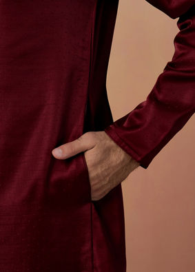 alt message - Manyavar Men Maroon Self Booti Kurta Pajama image number 2