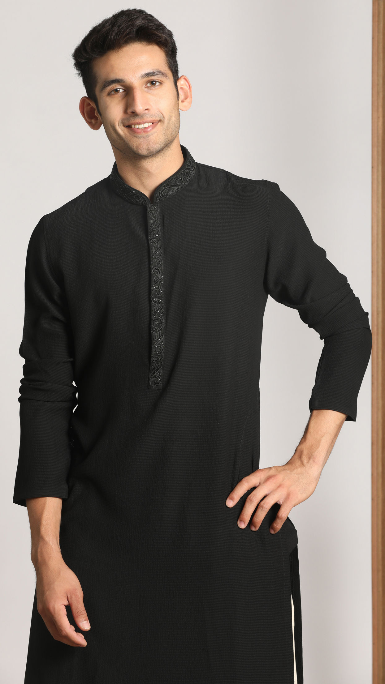 alt message - Manyavar Men Black Solid Minimalist Kurta Pajama image number 0