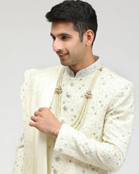 Manyavar Men Pearl White Embroidered Sherwani With Dupatta