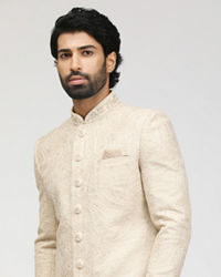 Manyavar Men Ash White Sherwani With Dupatta