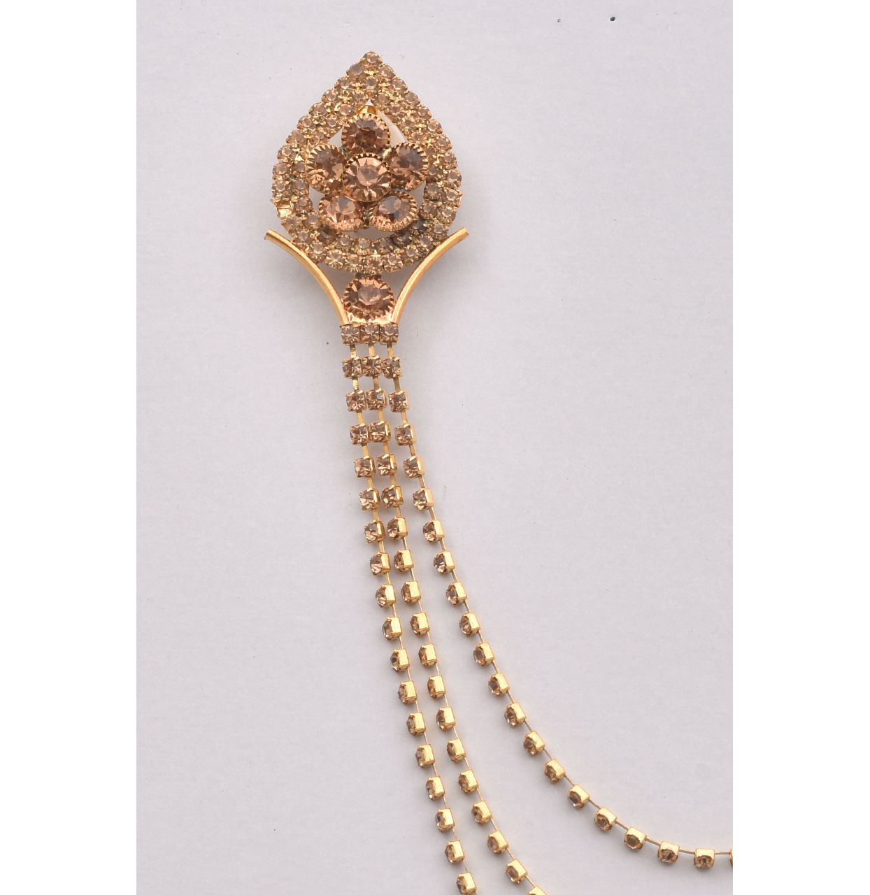 alt message - Manyavar Men Attractive Fawn Brooch image number 1