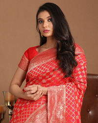 Mohey Women Resplendent Red Saree