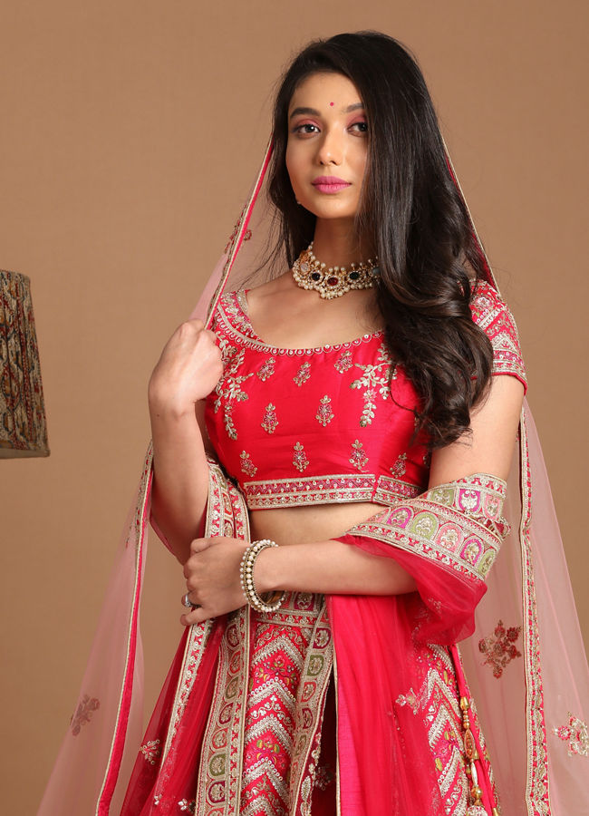 alt message - Mohey Women Ethereal Rani Pink Lehenga image number 1