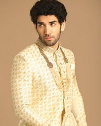 Manyavar Men Sea Shell White Sherwani