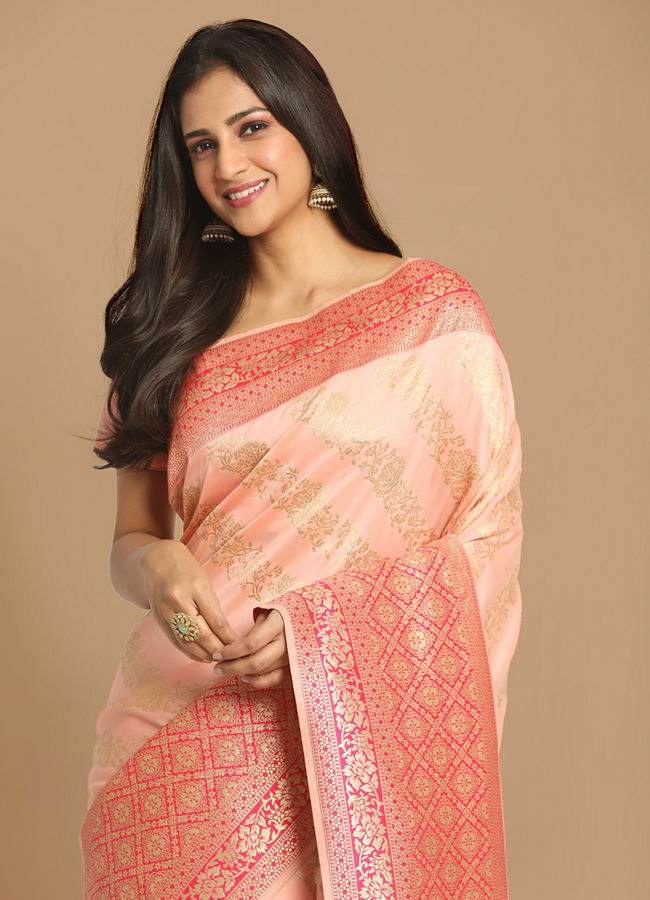 alt message - Mohey Women Graceful Light Pink Saree image number 1