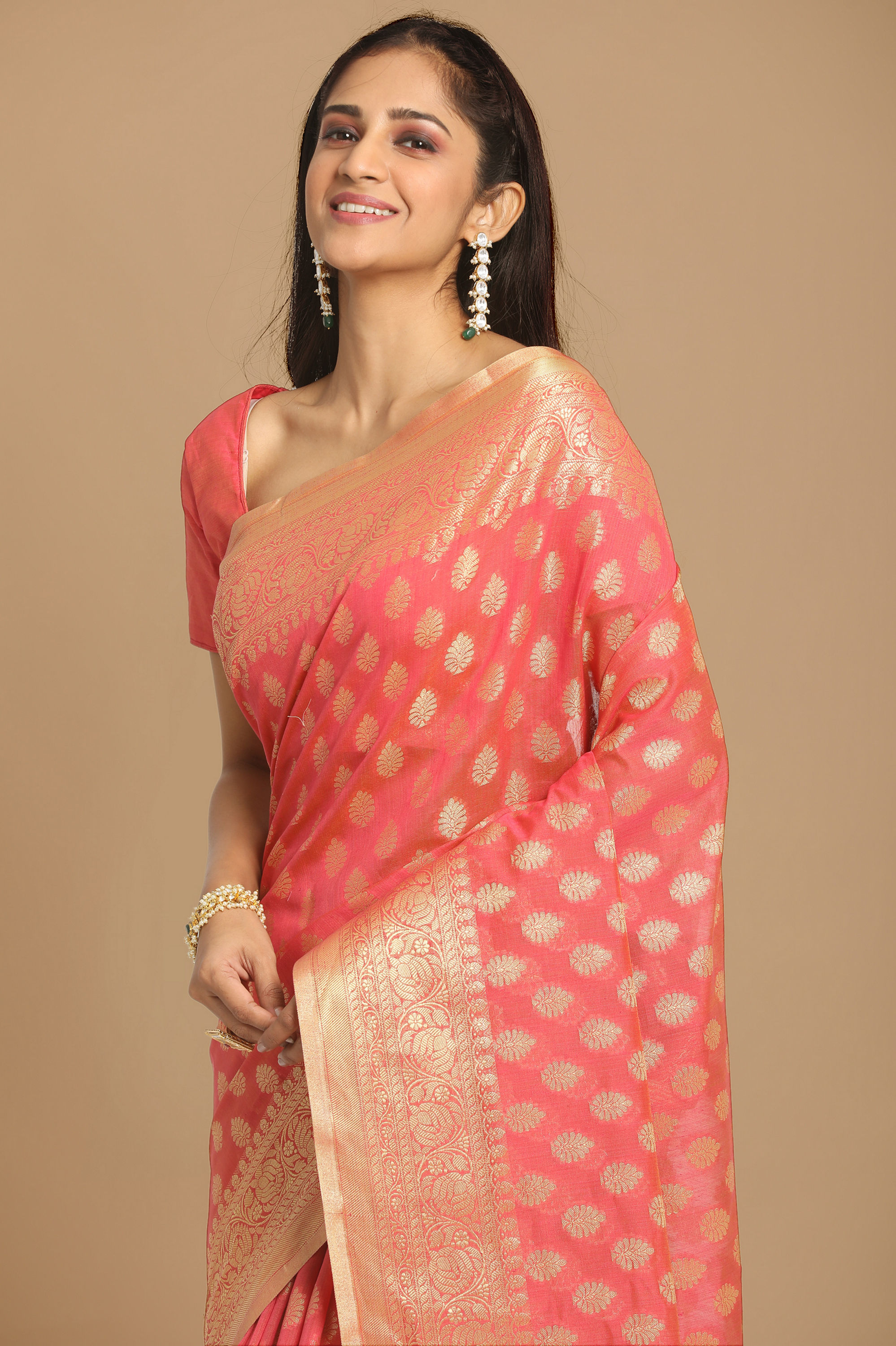 Mohey Women Pink Weaved Saree