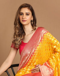 Mohey Women Vibrant Mustard Yellow Saree