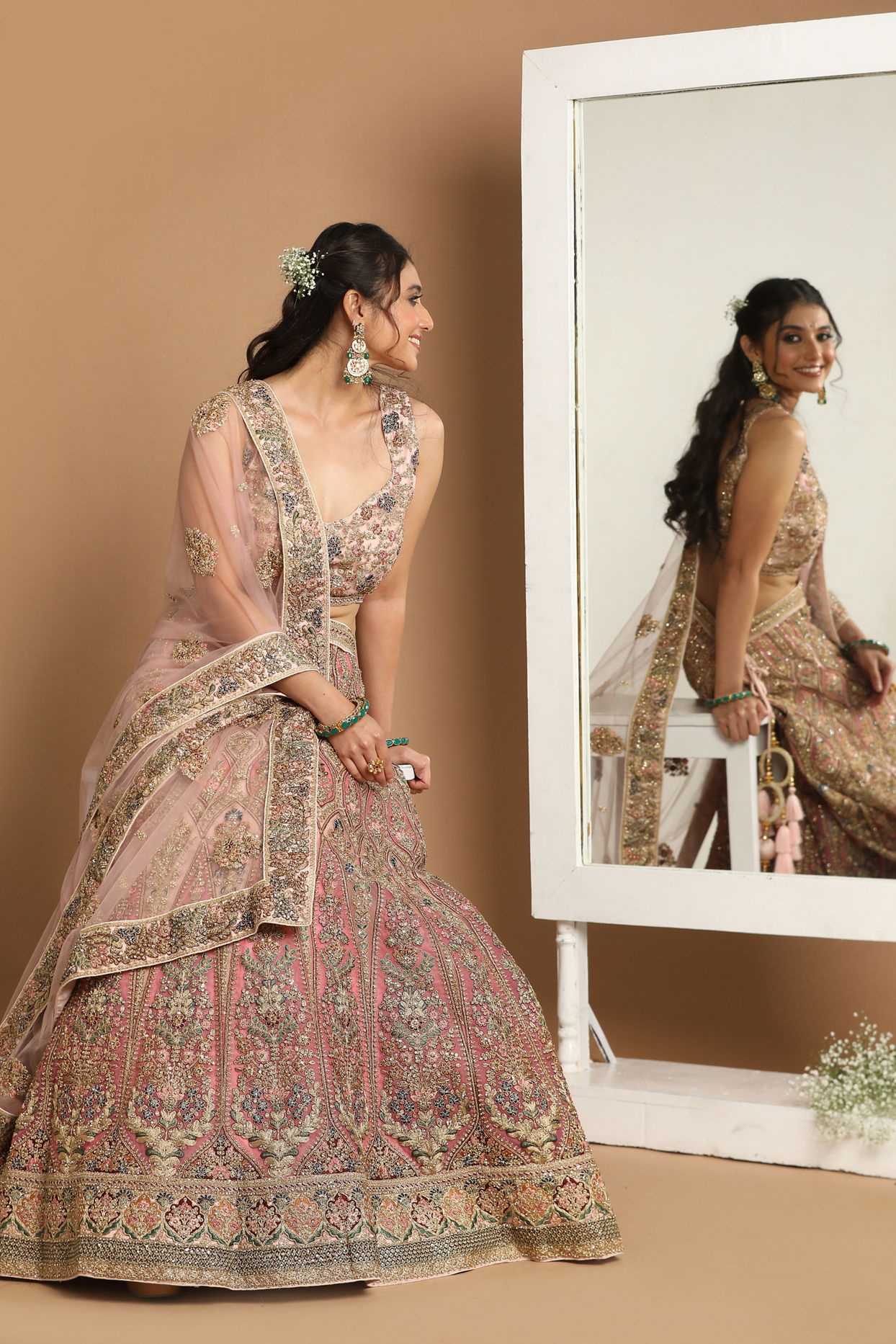 alt message - Mohey Women Embellished Rosy Pink Lehenga image number 3