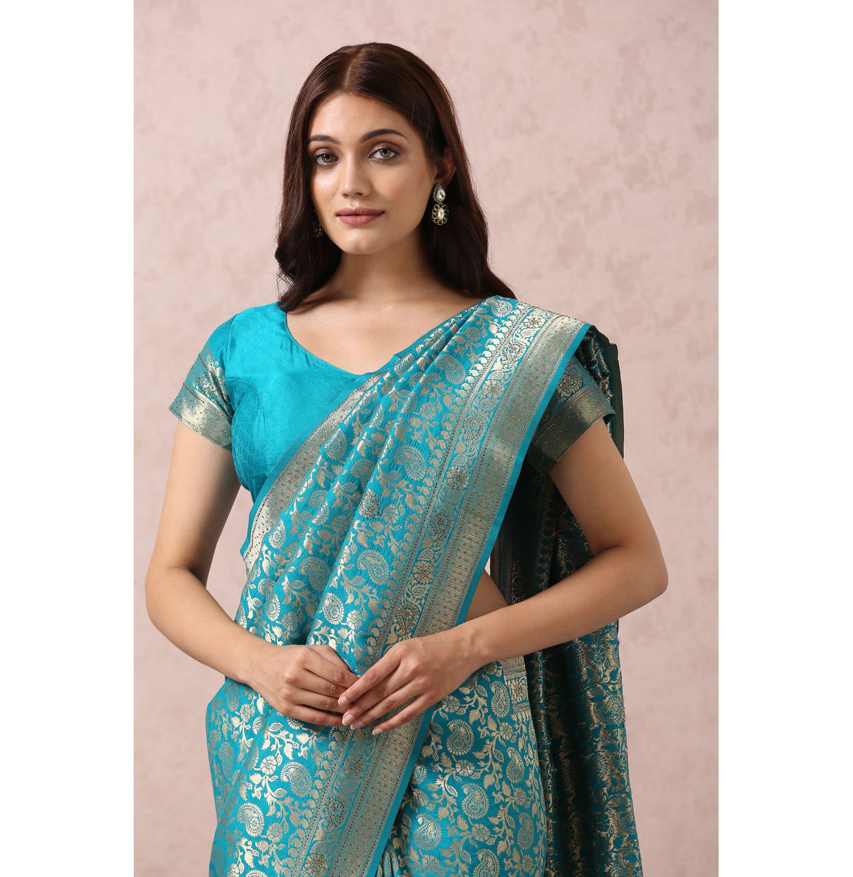 alt message - Mohey Women Dark Green Saree With Gold Border image number 1