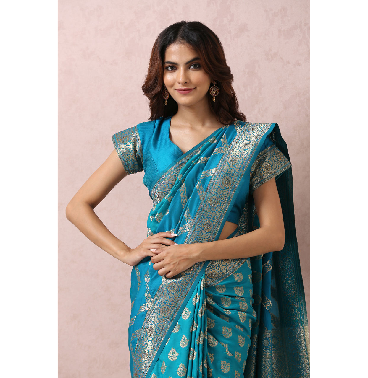 alt message - Mohey Women Teal Blue Golden Motif Saree image number 1