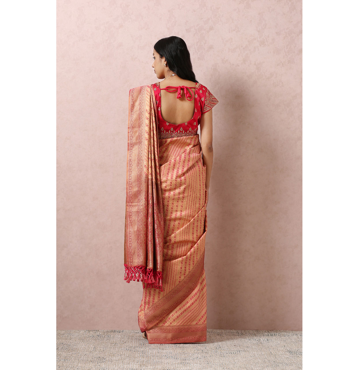 Mohey Women Pink Zari Saree
