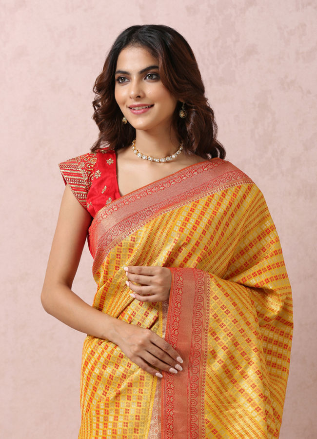 Mohey Women Yellow Saree With Contrasting Border