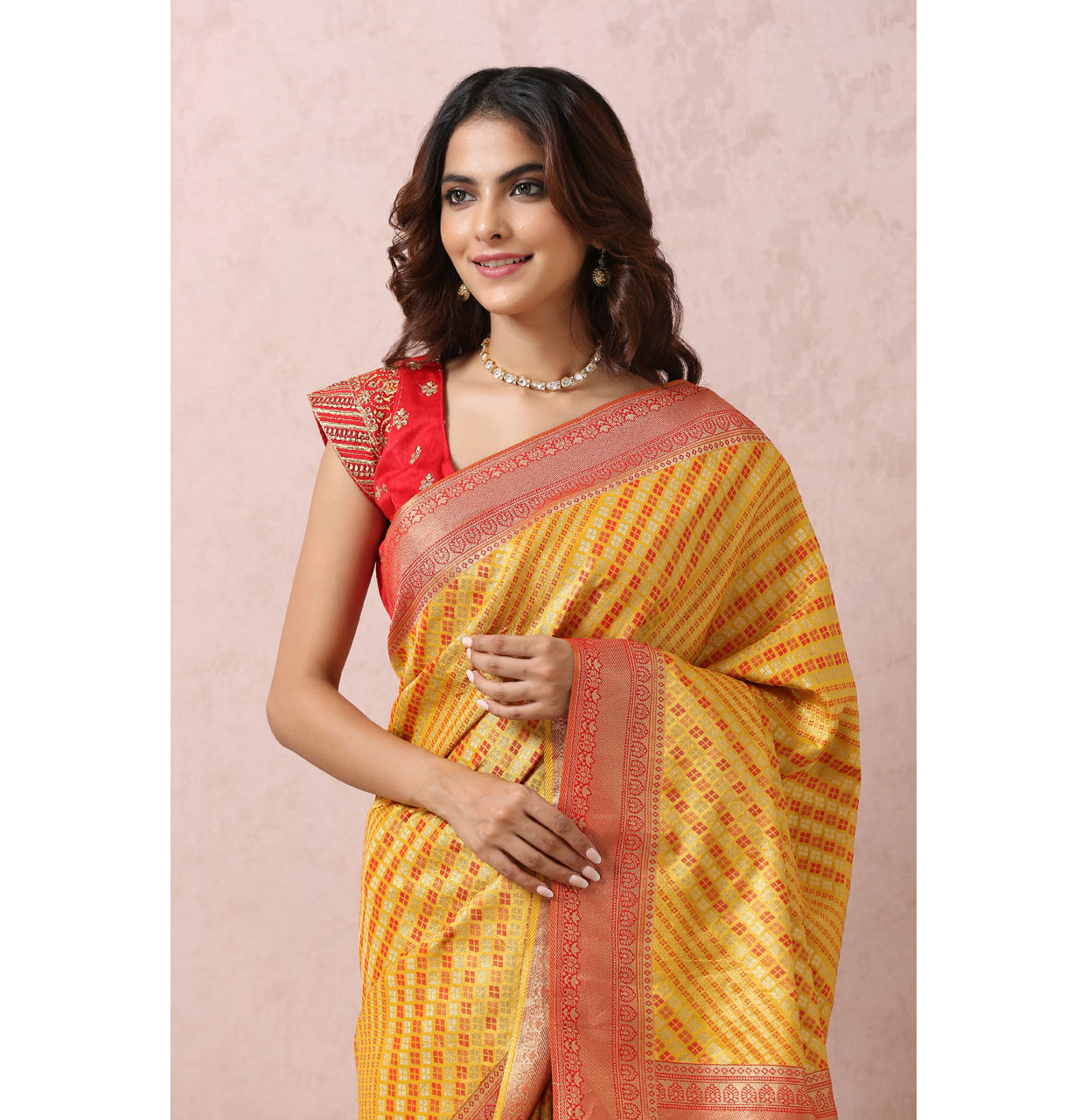 Mohey Women Yellow Saree With Contrasting Border