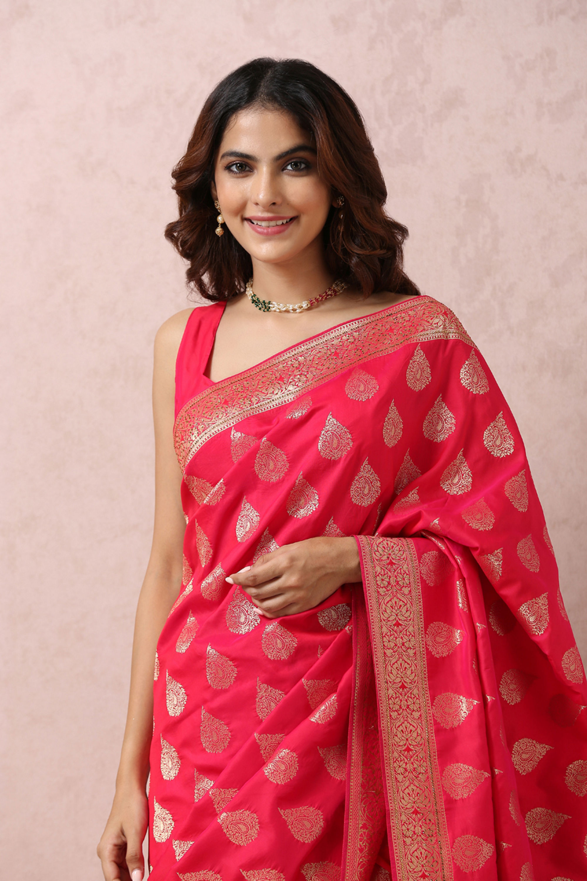 Mohey Women Rani Golden Motif Saree