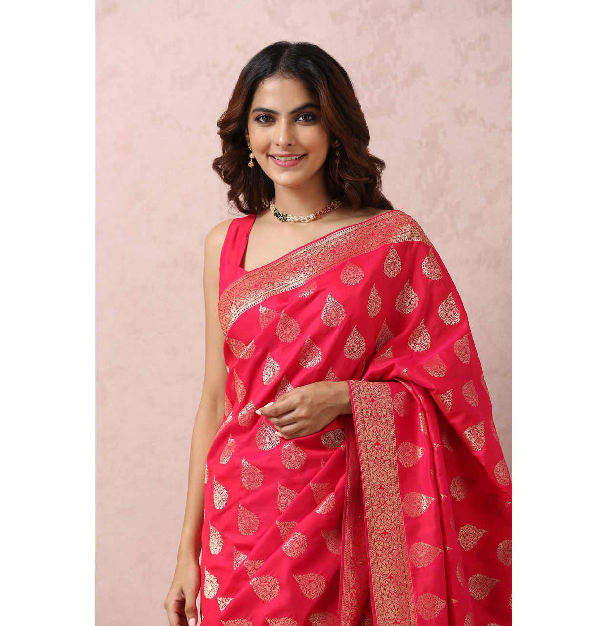 Mohey Women Rani Golden Motif Saree image number 1