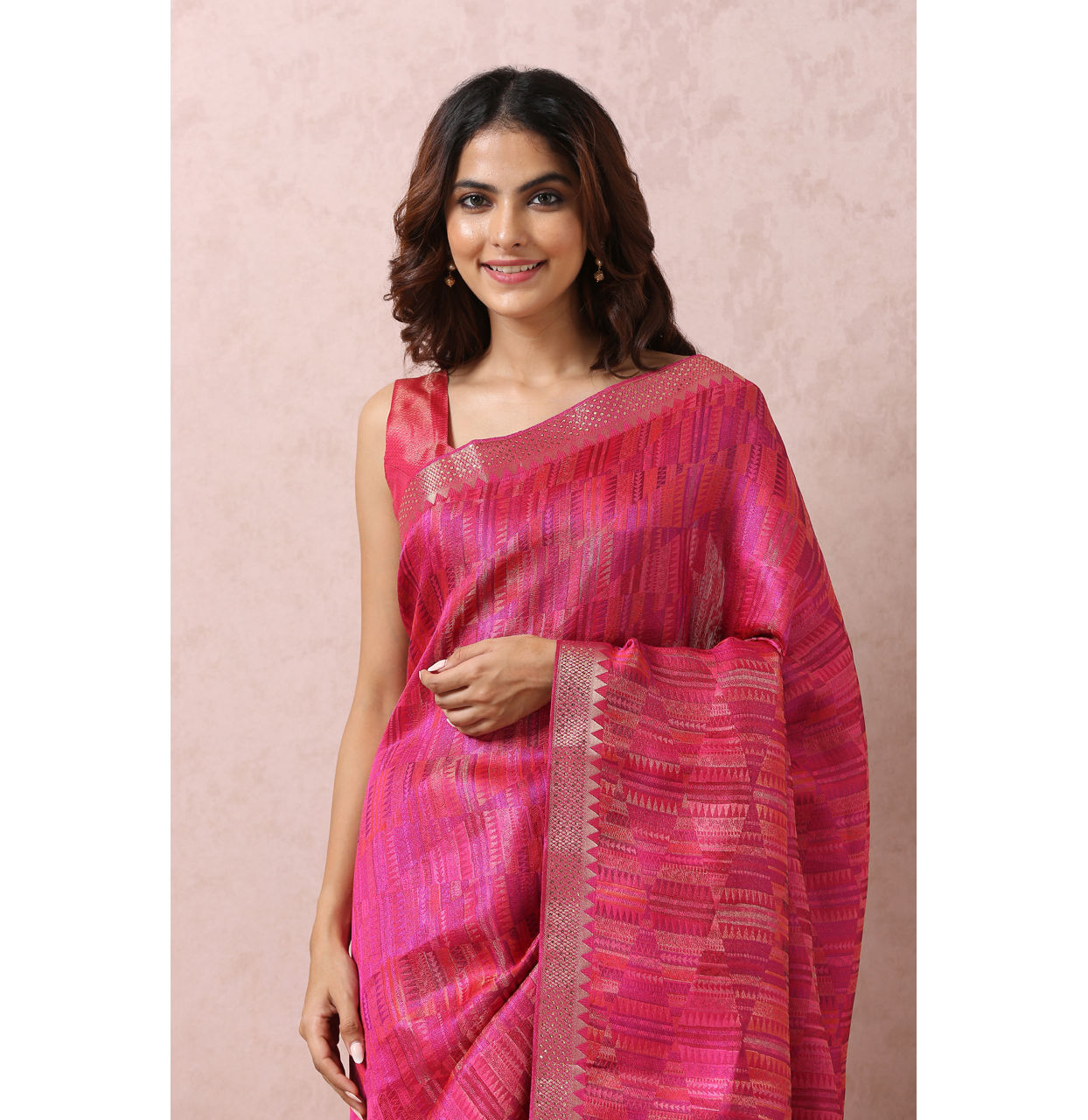 alt message - Mohey Women Rani Pink Saree With Golden Border image number 1