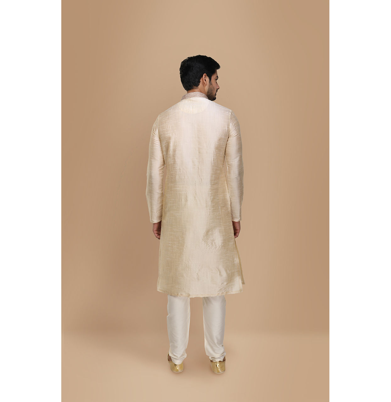 alt message - Manyavar Men Pista Plain Kurta Set With Contrast Collar And Placket image number 2