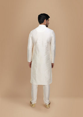 alt message - Manyavar Men Off White Self Design Kurta Set image number 2