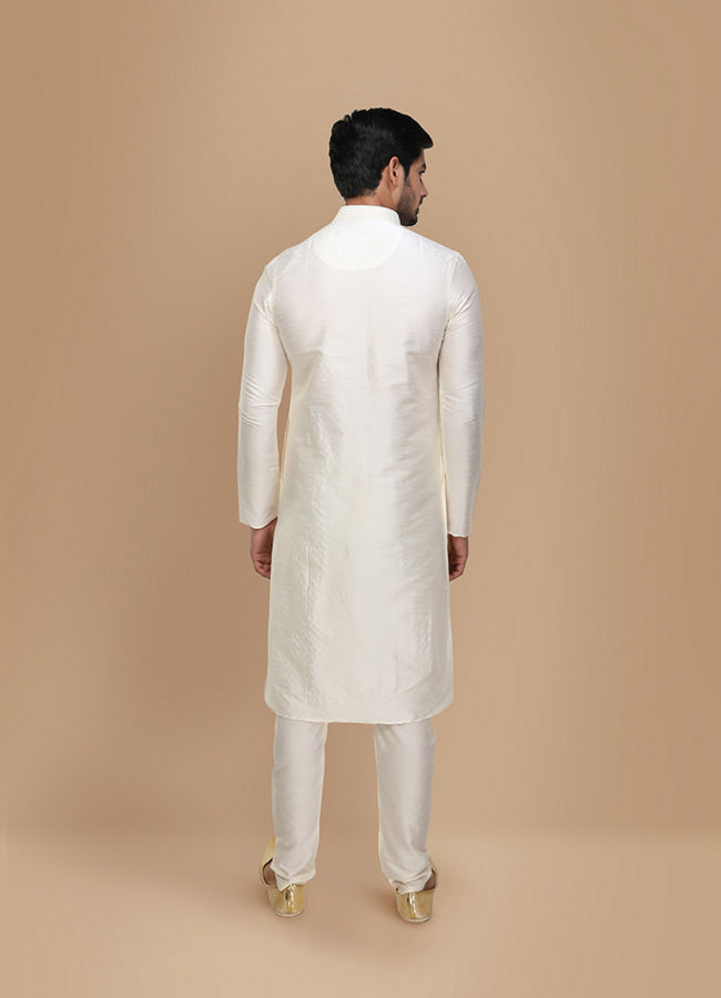 alt message - Manyavar Men Off White Self Design Kurta Set image number 2