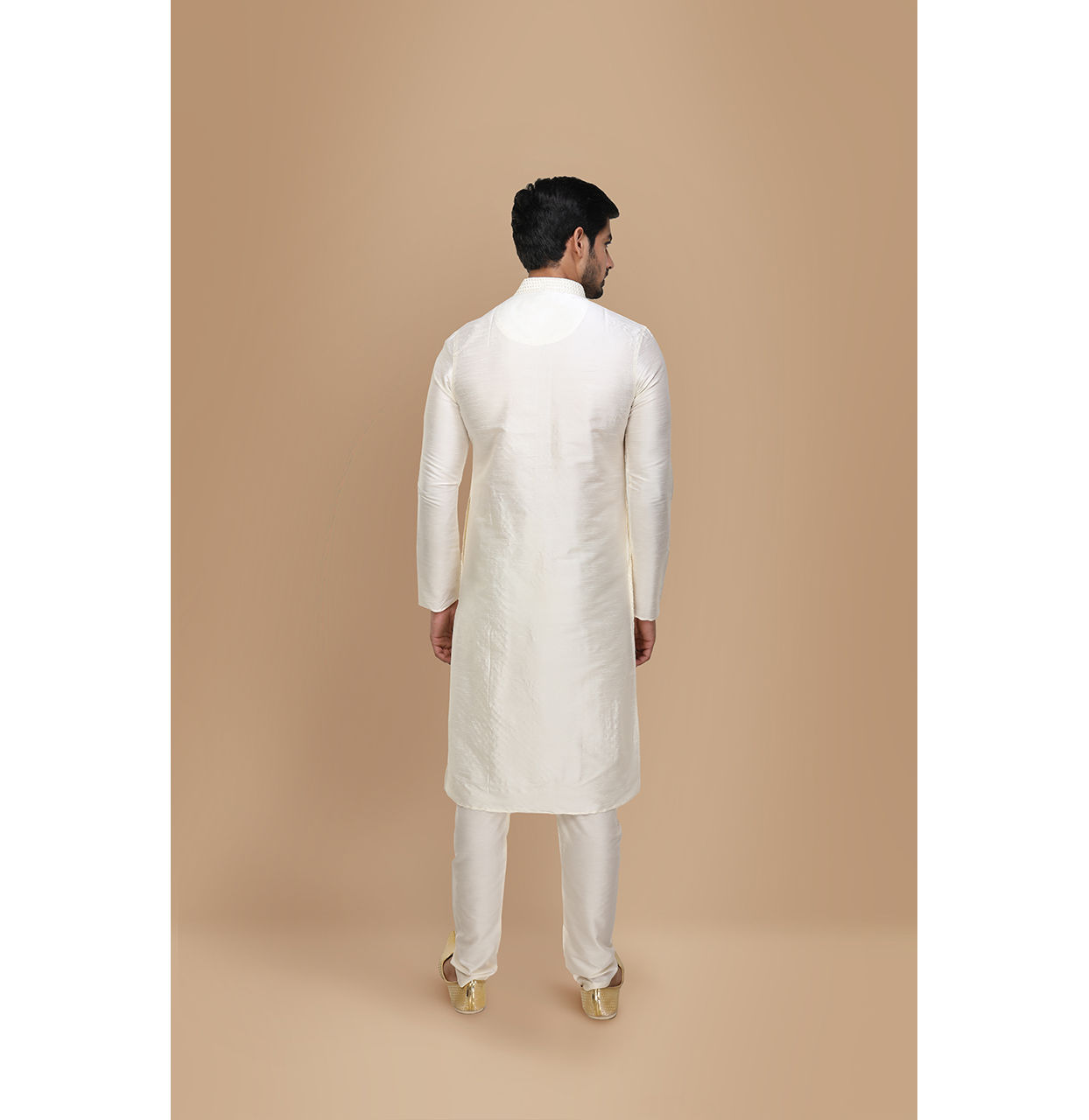 alt message - Manyavar Men Off White Self Design Kurta Set image number 2