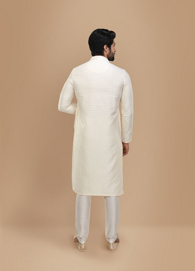 alt message - Manyavar Men Off White Self Embossed Kurta Set image number 2