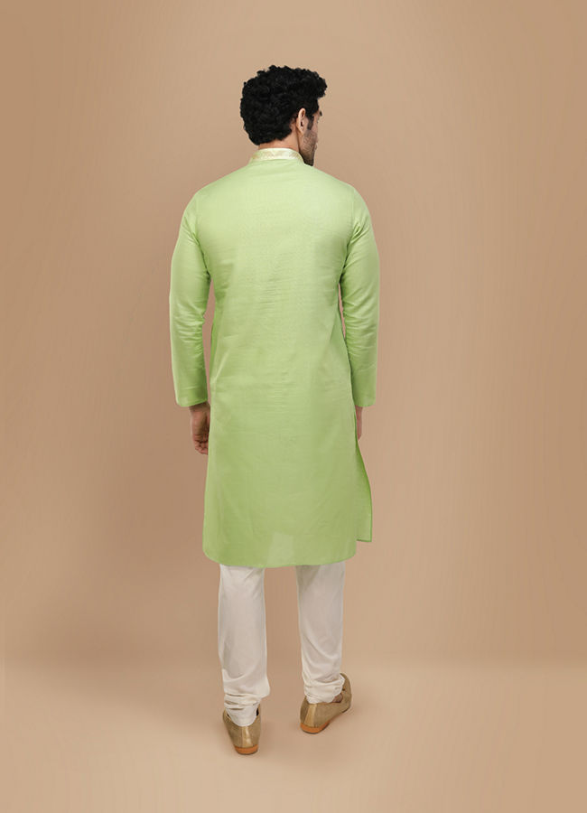 alt message - Manyavar Men Light Green Solid Kurta Set image number 7