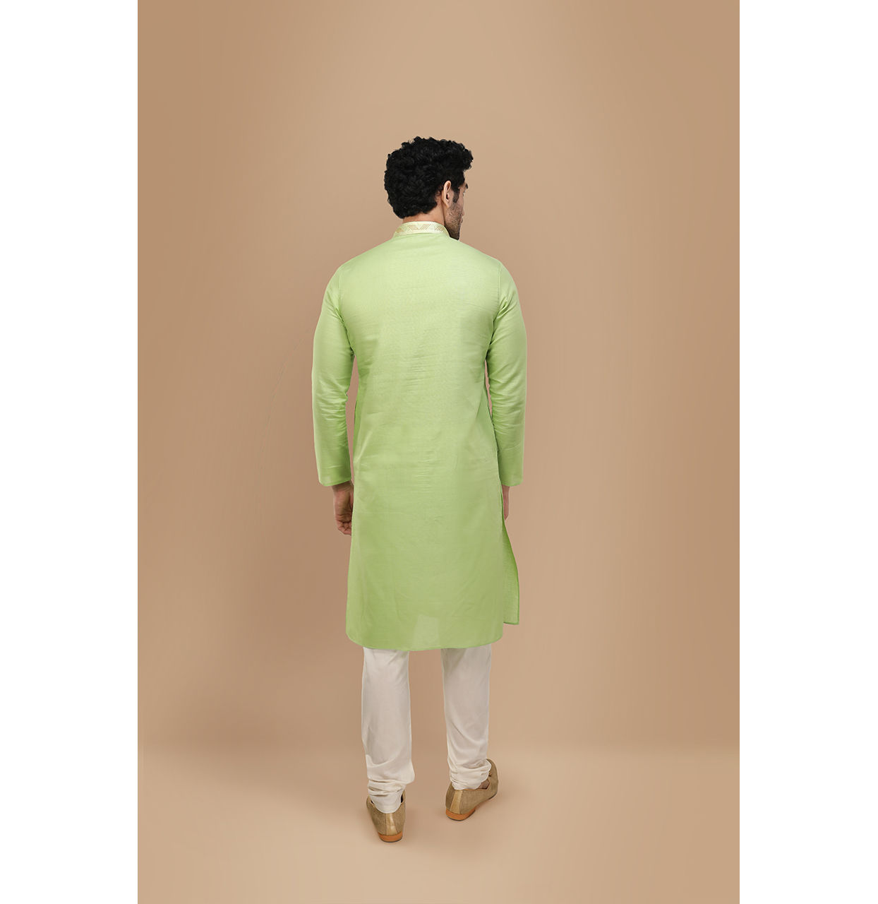 alt message - Manyavar Men Light Green Solid Kurta Set image number 7