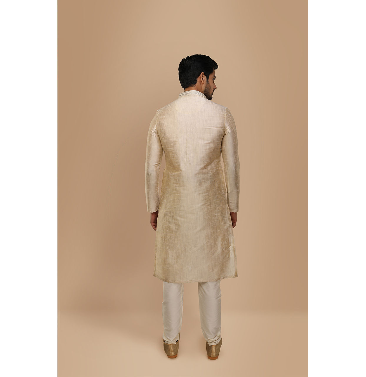 alt message - Manyavar Men Green Art Silk Embroidered Kurta Set image number 2