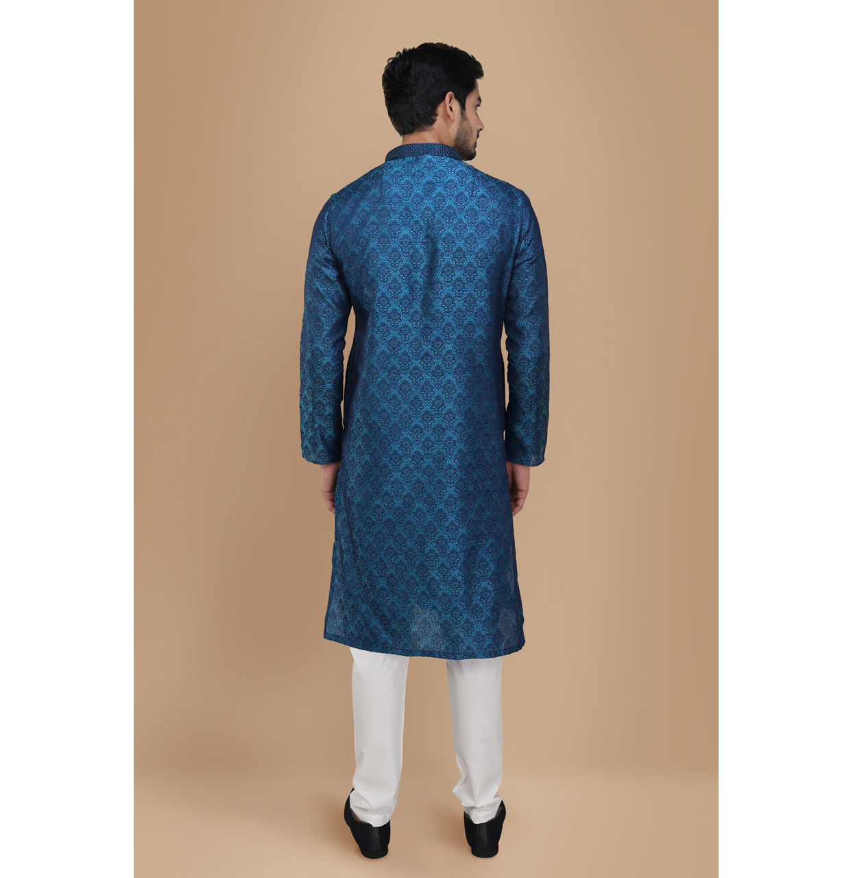 alt message - Manyavar Men Feroze Self Design Kurta Set image number 2