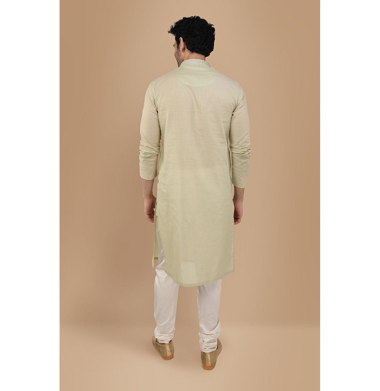 alt message - Manyavar Men Light Green Solid Kurta Set With Neck Detailing image number 1