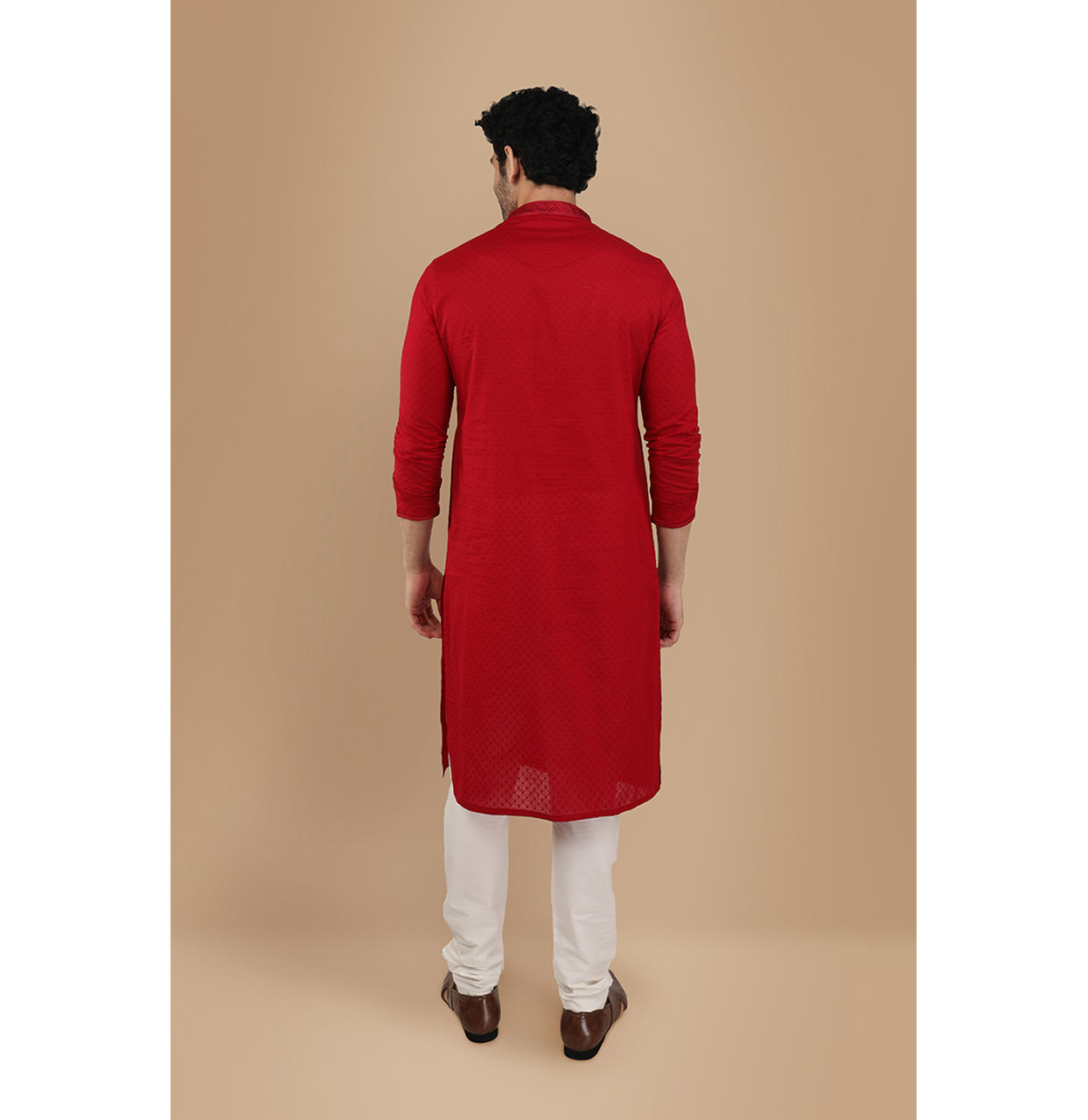 alt message - Manyavar Men Scarlet Red Kurta Set With Neck Detailing image number 2