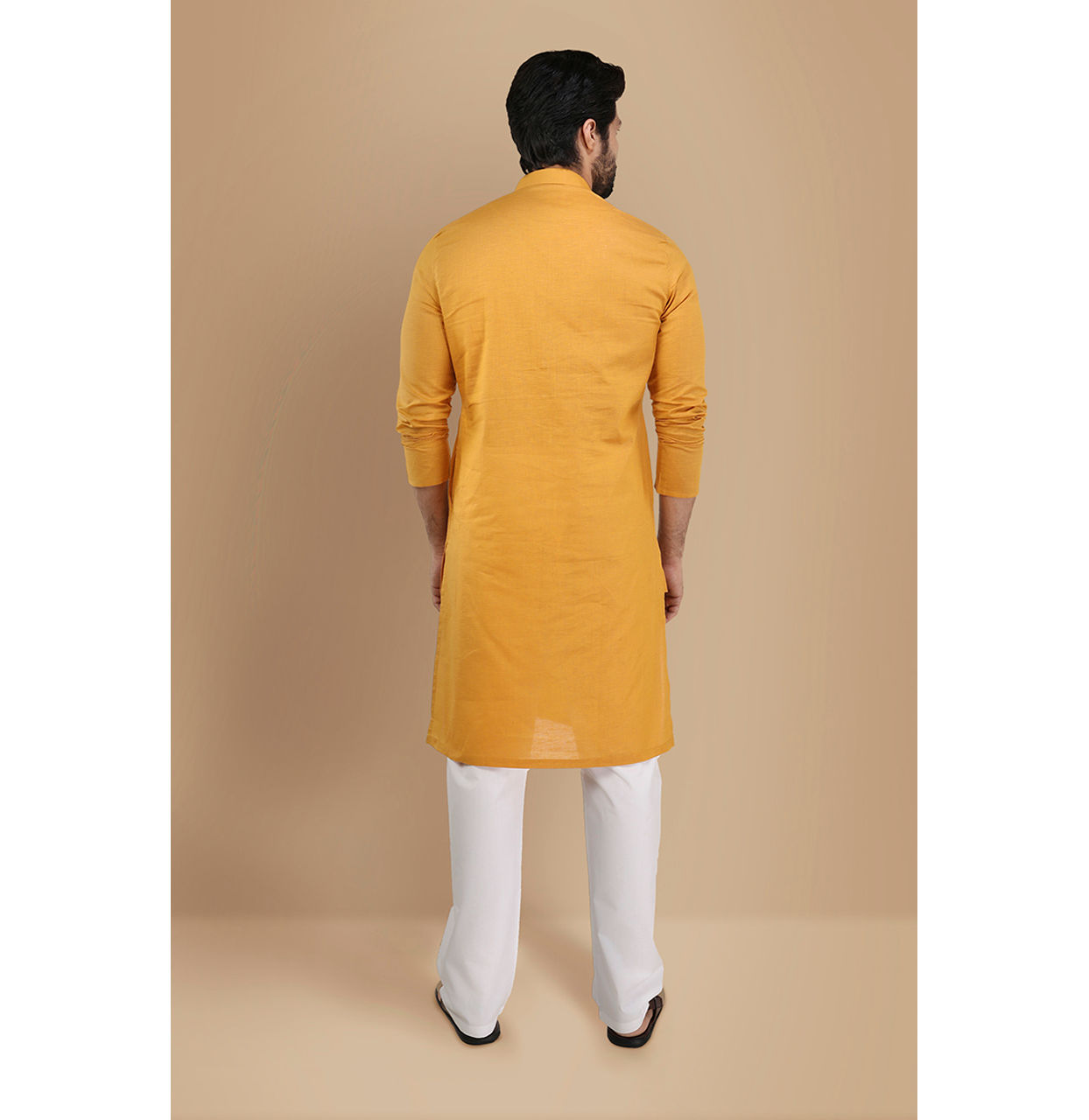 alt message - Manyavar Men Mustard Yellow Solid Kurta image number 2