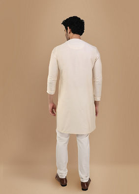 alt message - Manyavar Men Pearl White Solid Kurta image number 2