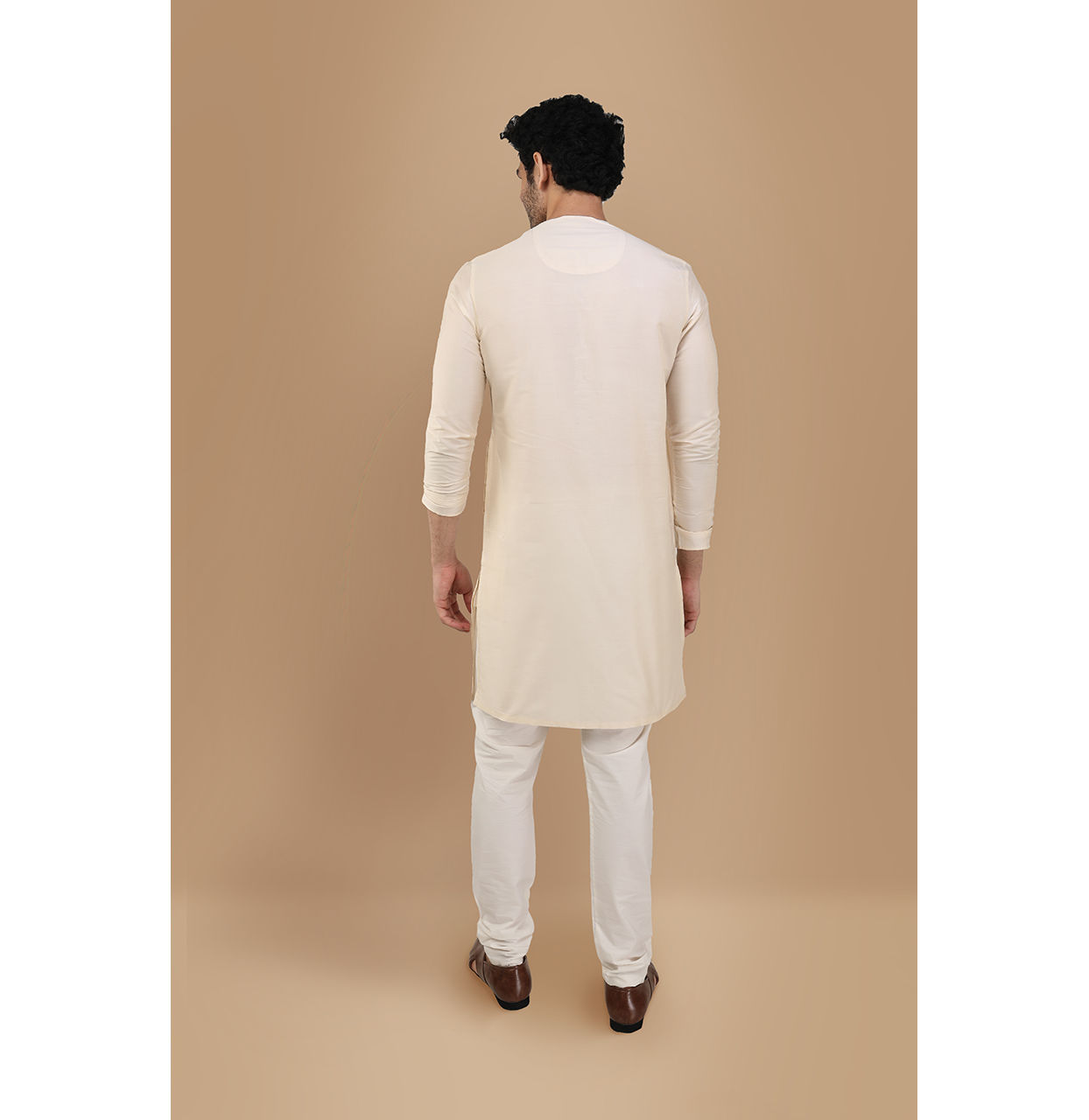 alt message - Manyavar Men Pearl White Solid Kurta image number 2