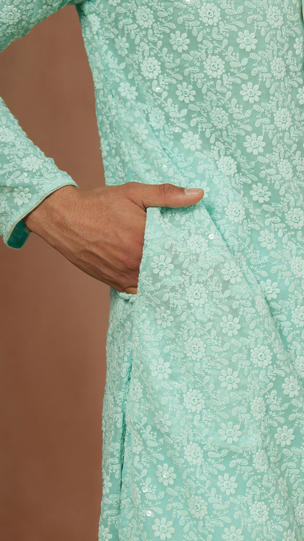 alt message - Manyavar Men Seafoam Green Chikankari Kurta Pajama image number 2