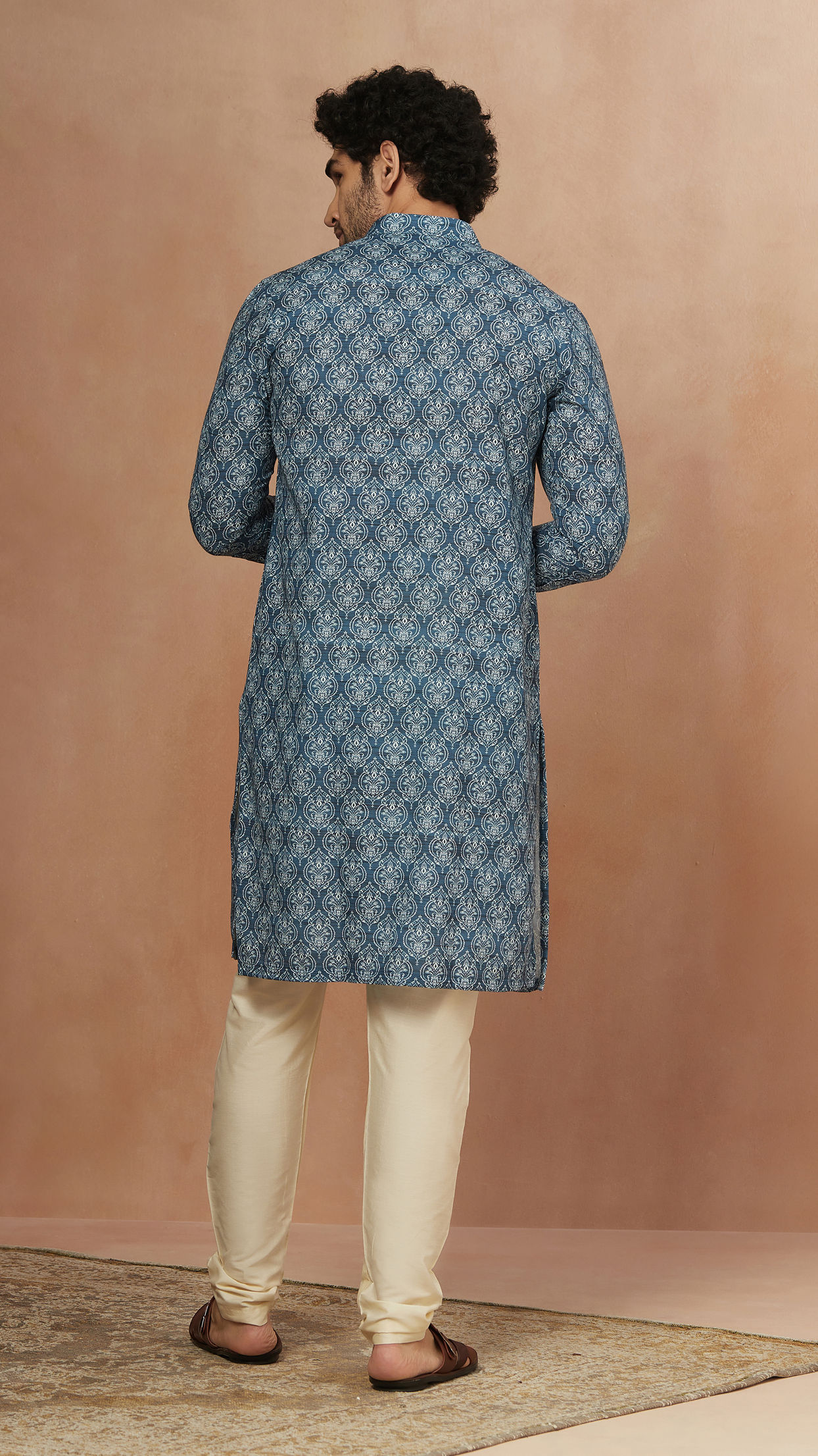 alt message - Manyavar Men Sapphire Blue Printed Kurta image number 2