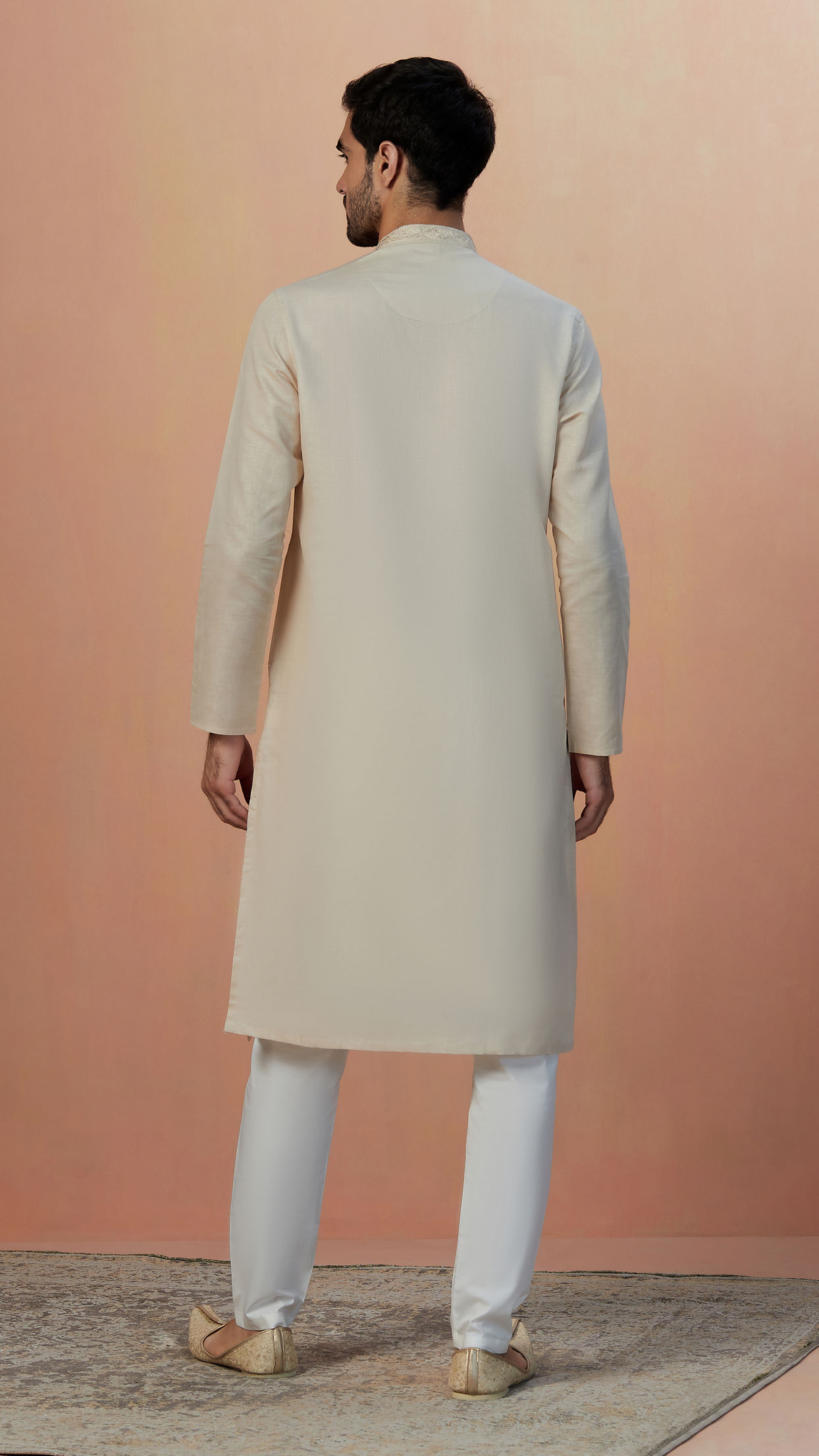 alt message - Manyavar Men Off White Solid Kurta Pajama image number 3